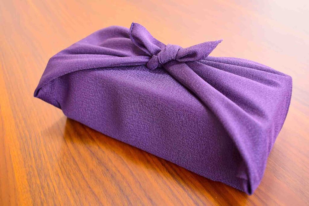 木箱の風呂敷包み